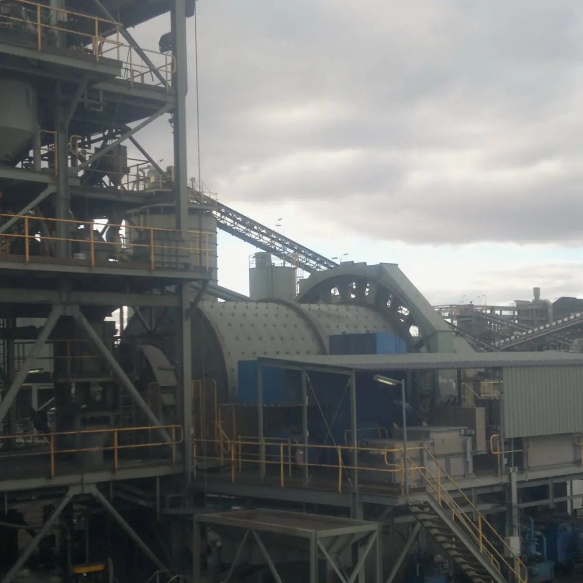 Grinding circuit and process tower at a mineral processing plant