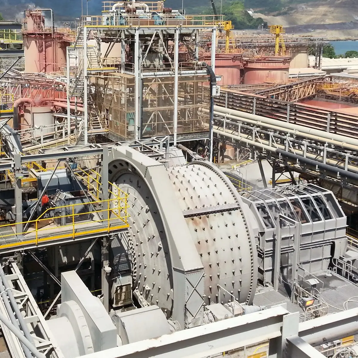 Ball mill and grinding circuit in a mineral processing plant